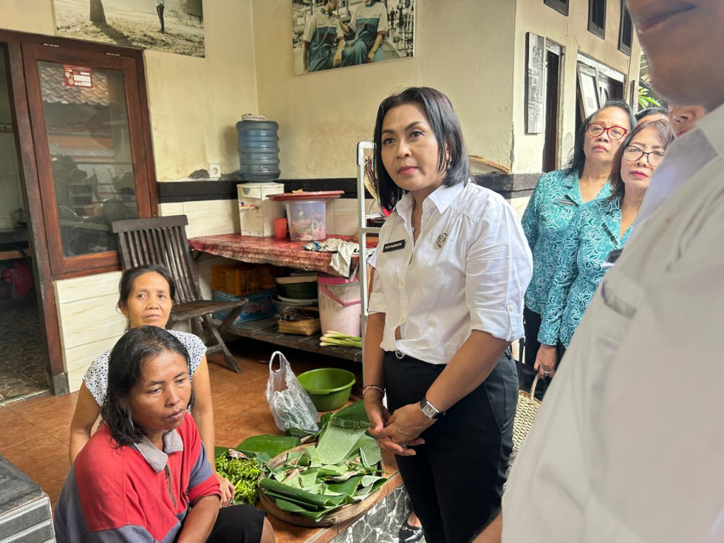 Menerima kunjungan ibu bupati badung.